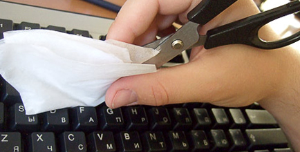 Чистка клавиатуры салфетками